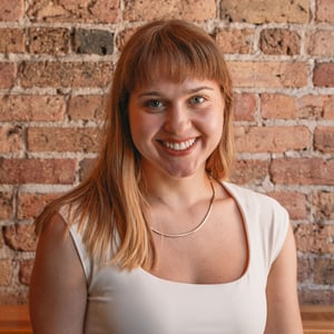 Headshot_Caroline_Web-7